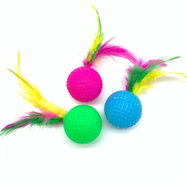 Plastic golfbal met veren kattenspeeltje