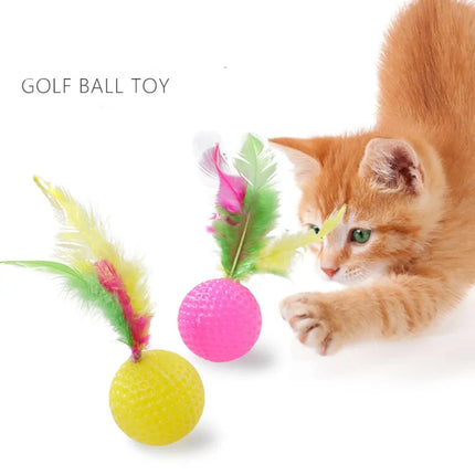 Plastic golfbal met veren kattenspeeltje