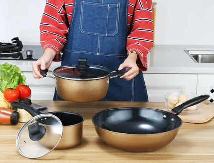 Set van kookpotten en kookgerei voor in de keuken